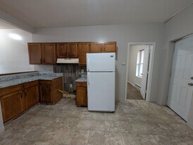 212-216 Lyman St, Unit 2L in Holyoke, MA - Building Photo