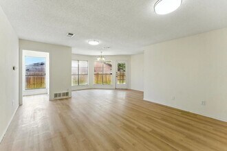 6905 W Cleburne Rd in Fort Worth, TX - Foto de edificio - Building Photo