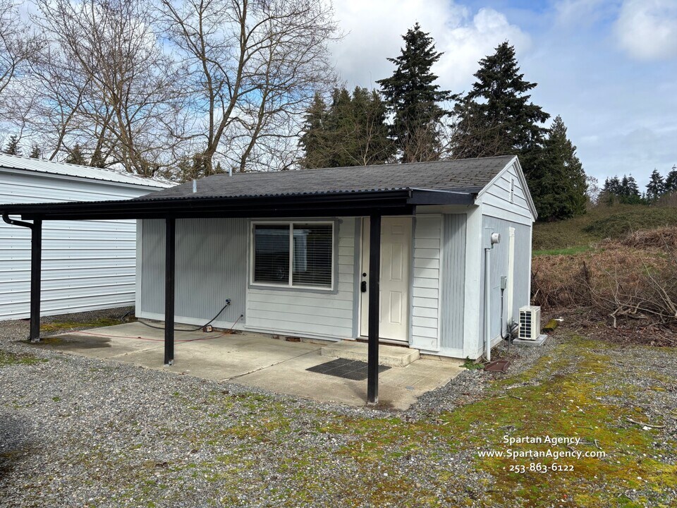 1705 Meridian Ave E in Edgewood, WA - Building Photo