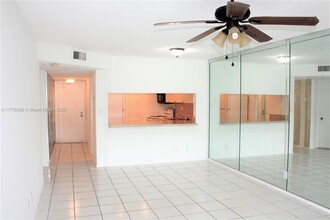 8020 N Colony Cir in Tamarac, FL - Foto de edificio - Building Photo