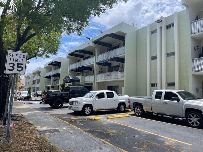 1480 W 46th St-Unit -210 in Hialeah, FL - Foto de edificio - Building Photo
