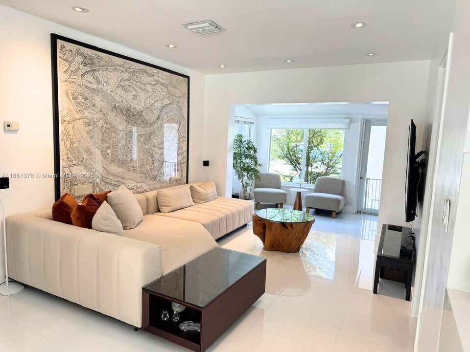 2121 Monroe St in Hollywood, FL - Building Photo