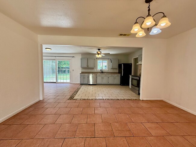 12014 El Sendero St in San Antonio, TX - Building Photo - Building Photo