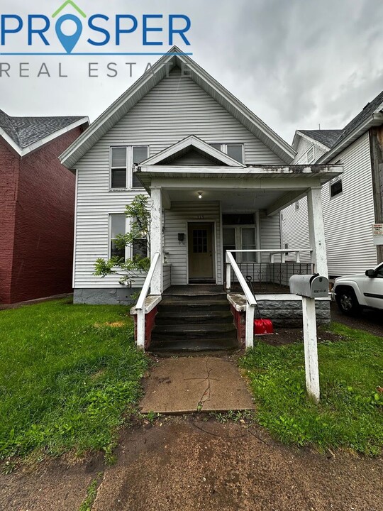 319 Earl St in Eau Claire, WI - Building Photo