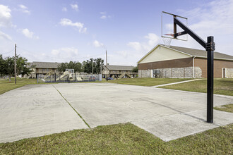 Camille Village in Pass Christian, MS - Foto de edificio - Building Photo