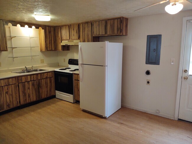 212 Patricia Dr, Unit E in Byesville, OH - Building Photo - Building Photo