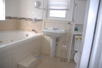 1984 Newbridge Rd in Bellmore, NY - Building Photo - Building Photo