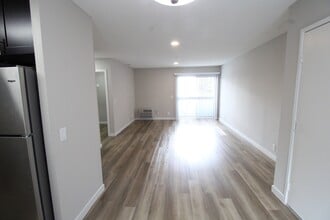 Oxnard Terrace in Van Nuys, CA - Building Photo - Building Photo