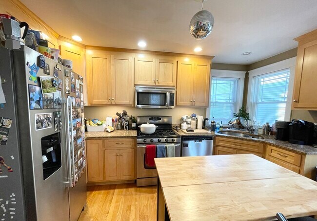 17 Iroquois St, Unit B in Boston, MA - Foto de edificio - Building Photo