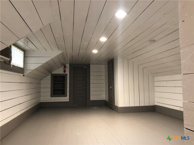 property at 414 W San Antonio St