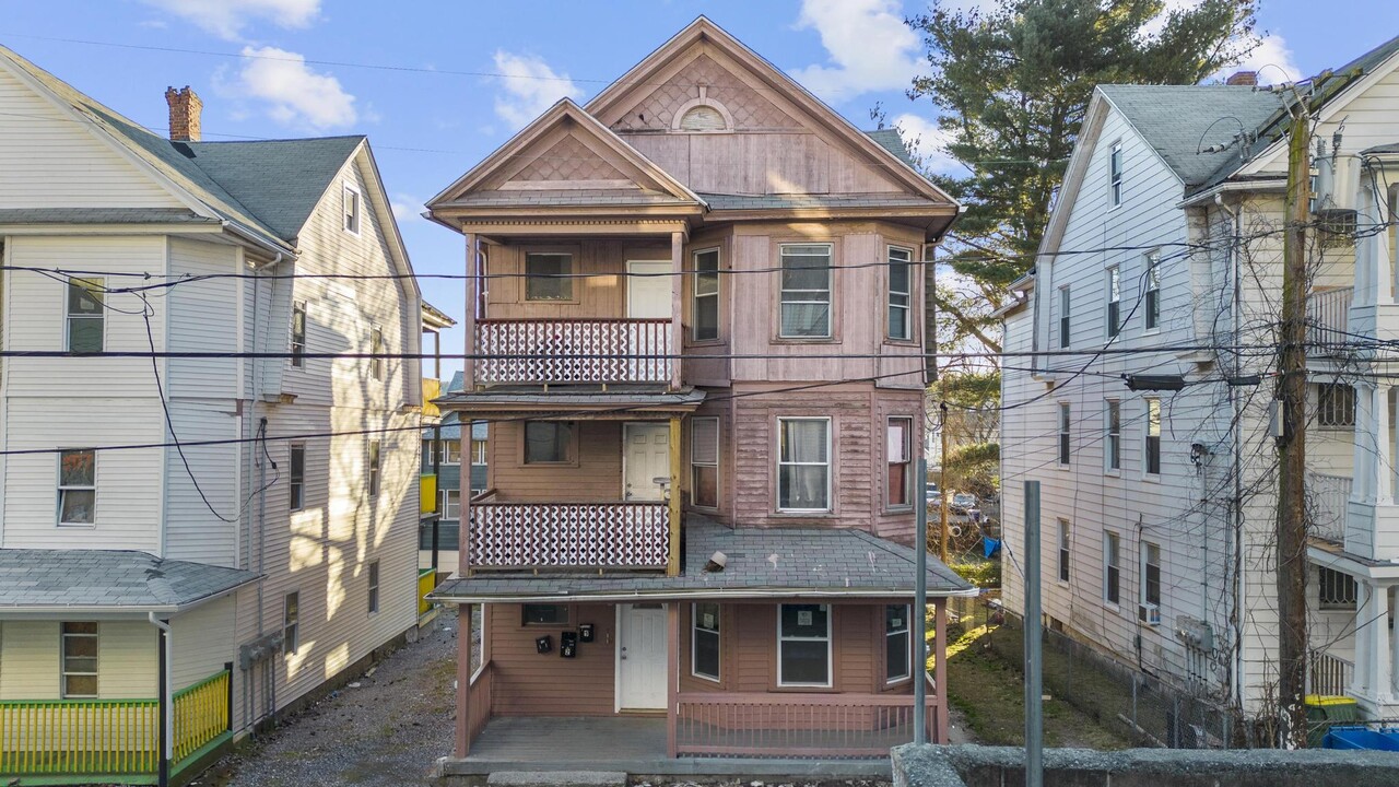 13 Poplar Pl in Waterbury, CT - Building Photo