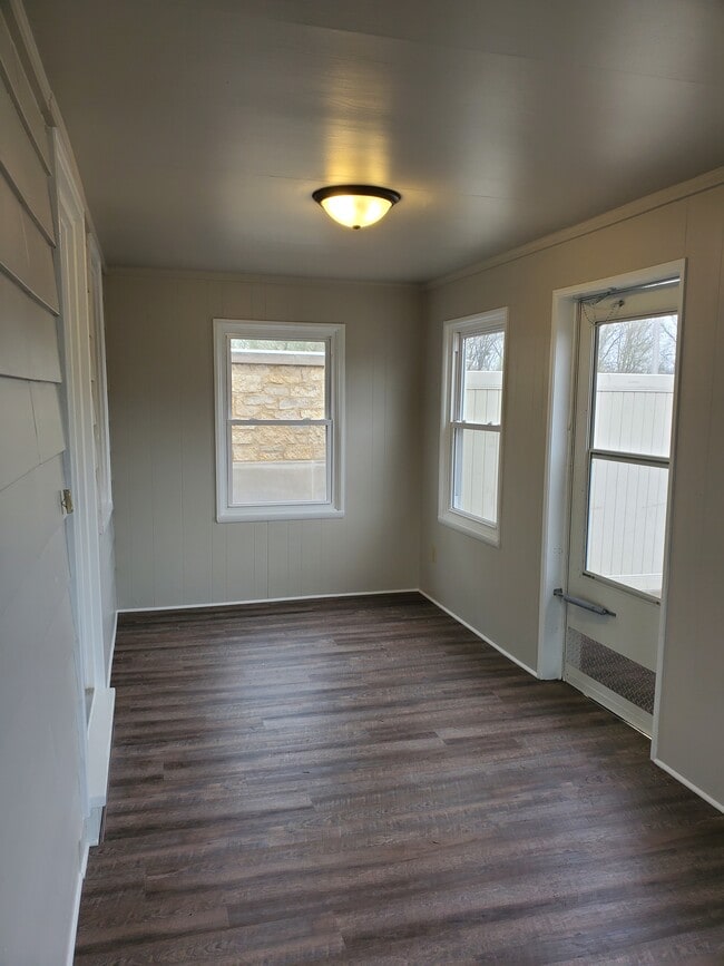 119 W Wisconsin Ave, Unit 119 in Pewaukee, WI - Building Photo - Building Photo