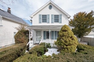 9 Harrison Ave in Hicksville, NY - Building Photo