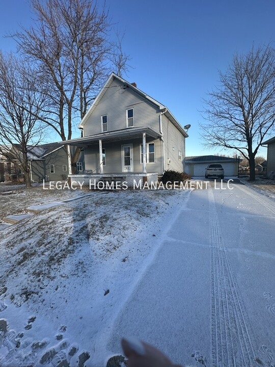 912 E Lincoln Ave in Little Chute, WI - Building Photo