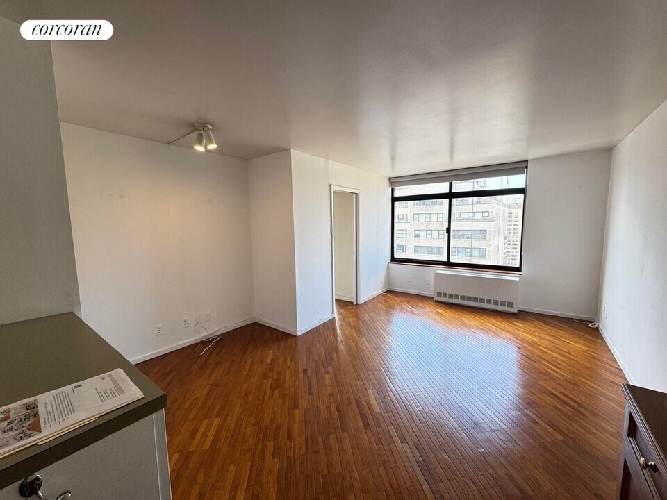 400 E 70th St in New York, NY - Building Photo