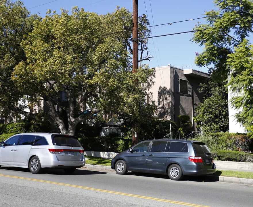 10809 Camarillo St in North Hollywood, CA - Building Photo