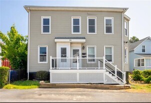 13 Livingston Pl in Middletown, RI - Building Photo
