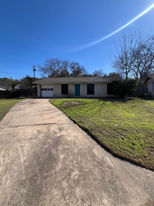 208 Winchester Ct in Austin, TX - Building Photo