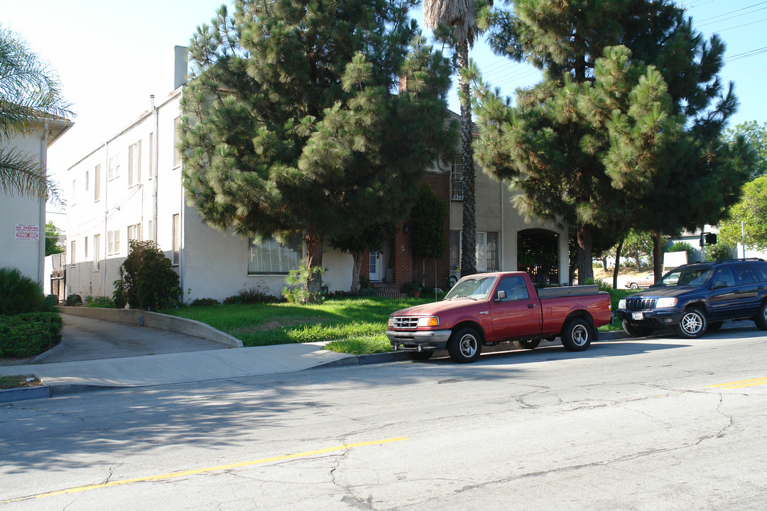 335 Delaware Rd in Burbank, CA - Foto de edificio