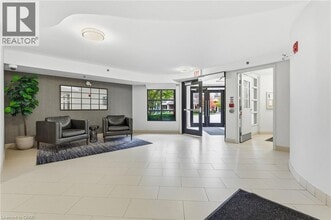 3060 Rotary Way in Burlington, ON - Building Photo - Building Photo