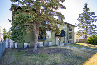 4512 75 St NW in Calgary, AB - Building Photo - Building Photo