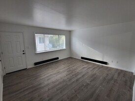 1330-1350 Rogue River Hwy in Grants Pass, OR - Building Photo