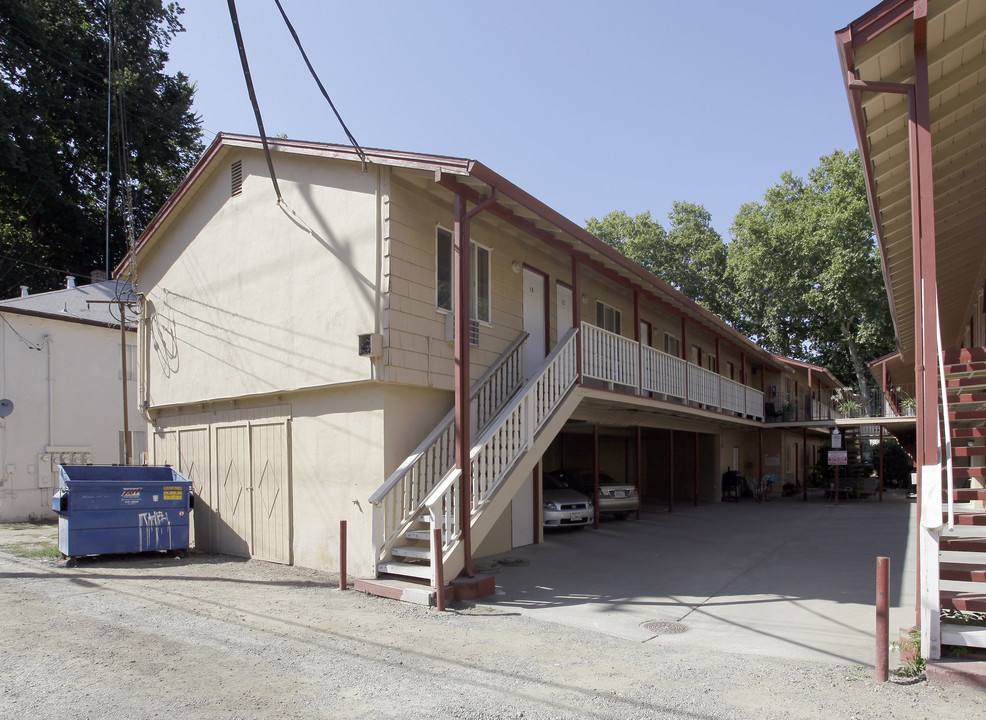 D Street Apartments in Sacramento, CA - Building Photo