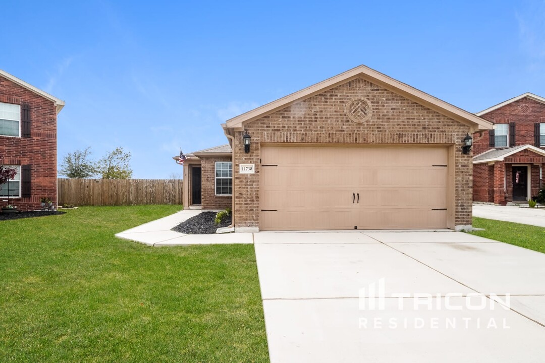11730 Luckey Vista in San Antonio, TX - Building Photo