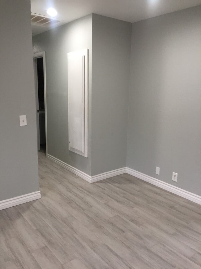 16588 Vine St, Unit #B in Hesperia, CA - Building Photo - Building Photo