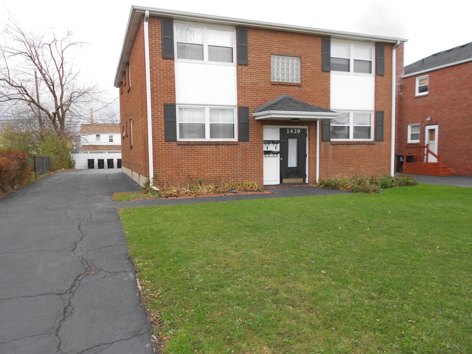 1439 Sheridan Dr in Tonawanda, NY - Building Photo