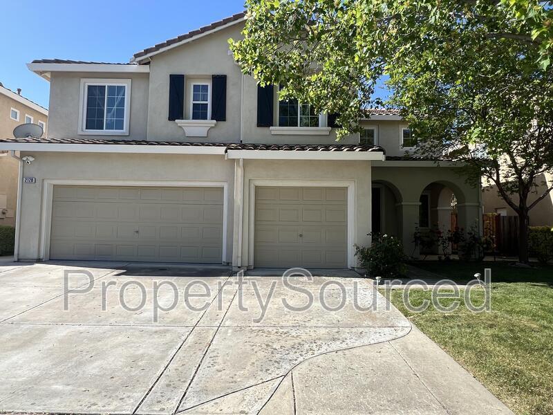 2128 Golden Leaf Ln in Tracy, CA - Building Photo