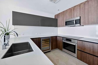 88 SW 7th St, Unit 3003 in Miami, FL - Foto de edificio - Building Photo