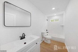 3 Meadow Rd in Edison, NJ - Building Photo - Building Photo