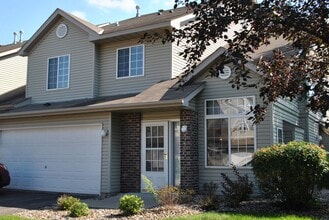 2340 Oakridge Cir in Hudson, WI - Building Photo - Building Photo