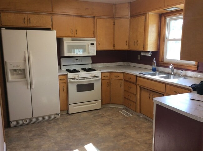 1360 1st St S in Dickinson, ND - Foto de edificio - Building Photo