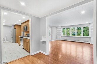 27 Hillcrest Rd in Warren, NJ - Building Photo - Building Photo