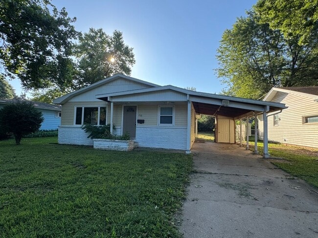 702 N Lone Pine Ave in Springfield, MO - Building Photo - Building Photo