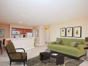 Elizabeth Flats at Hawthorne in Charlotte, NC - Building Photo - Interior Photo