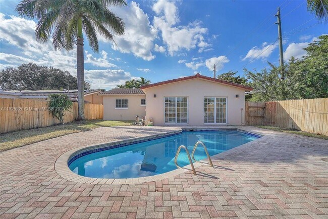2005 N 36th Ave in Hollywood, FL - Building Photo - Building Photo