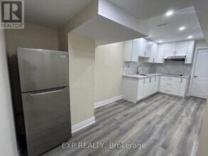 10 Alicewood Grove in Brampton, ON - Building Photo - Building Photo