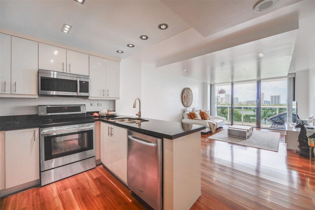 3625 N Country Club Dr in Aventura, FL - Building Photo