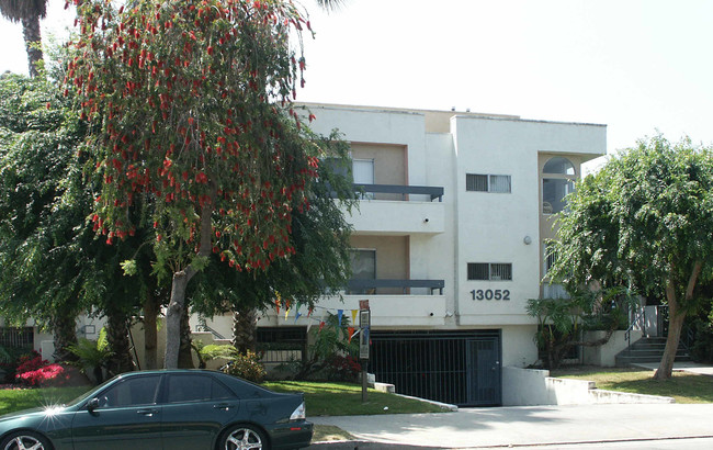 13052 Moorpark St in Studio City, CA - Foto de edificio - Building Photo