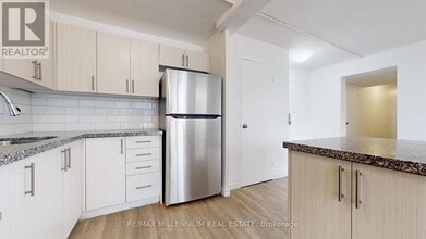 221 Melvin Ave in Hamilton, ON - Building Photo - Building Photo