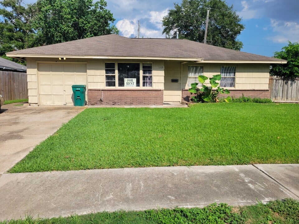 1705 Harding St in Pasadena, TX - Building Photo