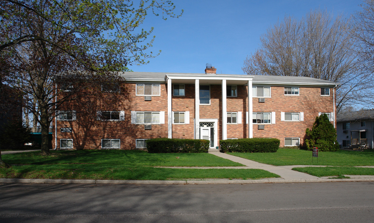 Kimberly Manor in Lansing, MI - Building Photo