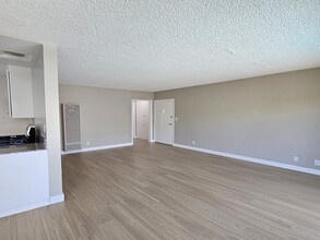 14037 Oxnard St in Los Angeles, CA - Building Photo - Building Photo