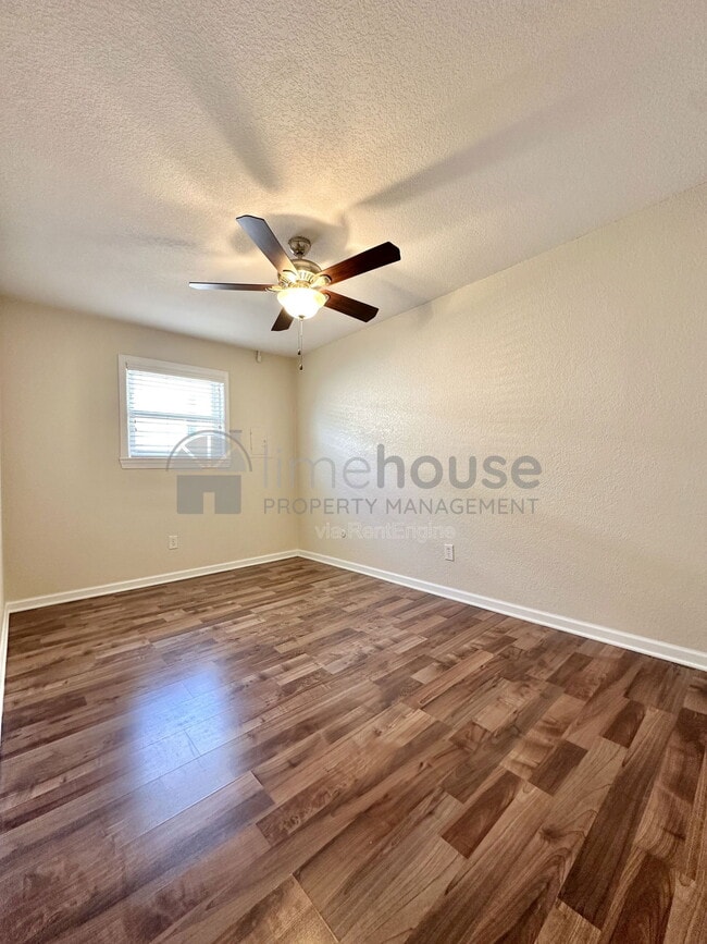 property at 909 Leisure Square