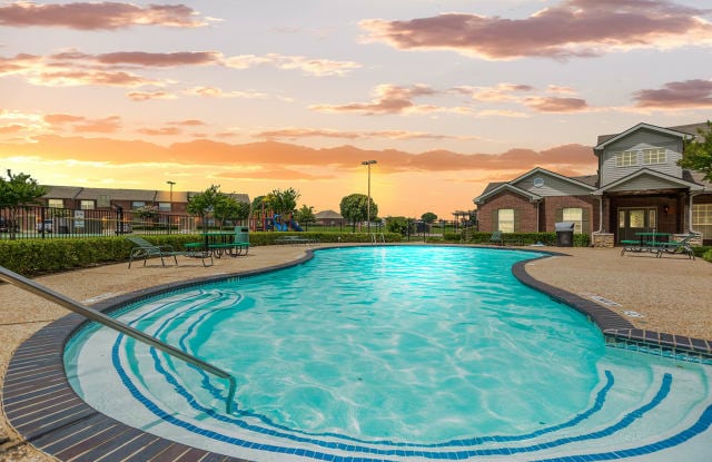 Heather Lane & Tiffany Square Apartments in Terrell, TX - Foto de edificio