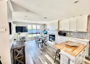 166 Quincy Shore Dr in Quincy, MA - Building Photo - Building Photo