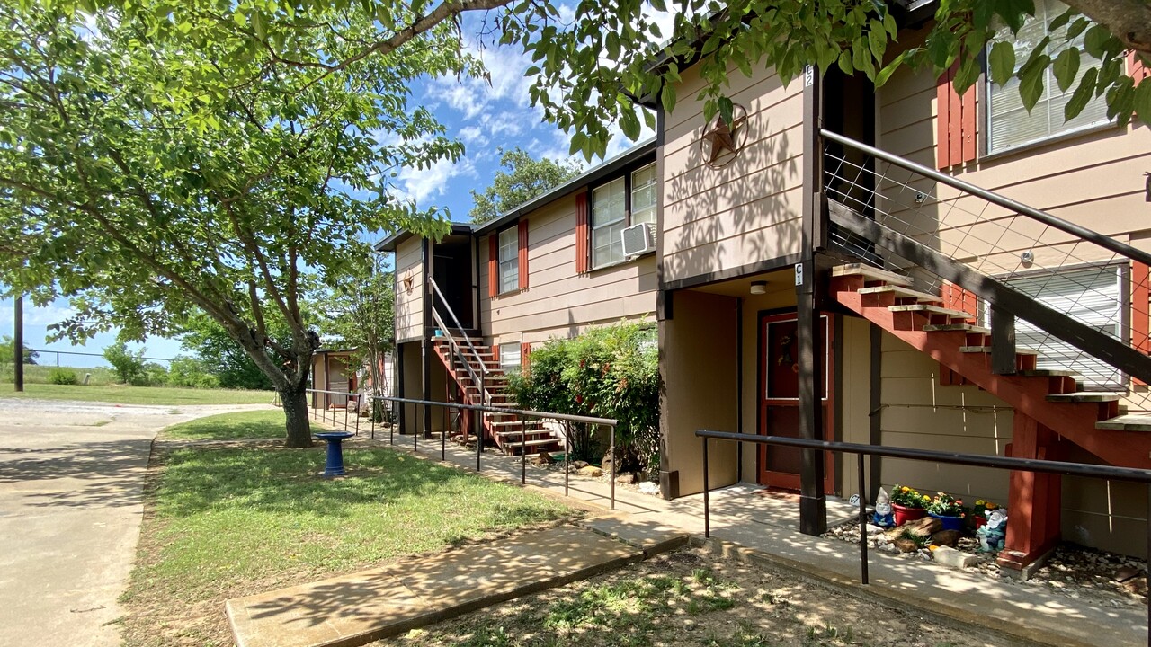 10612 County Road 1020, Unit Apt. B2 in Burleson, TX - Foto de edificio